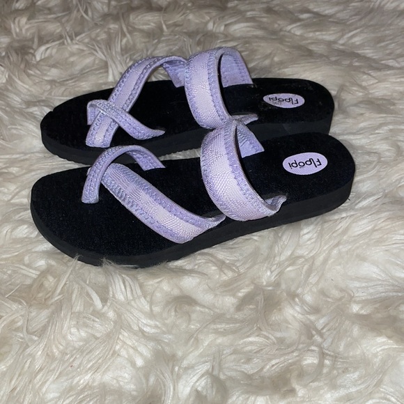 Floopi Criss Cross Sandals - Picture 2 of 4